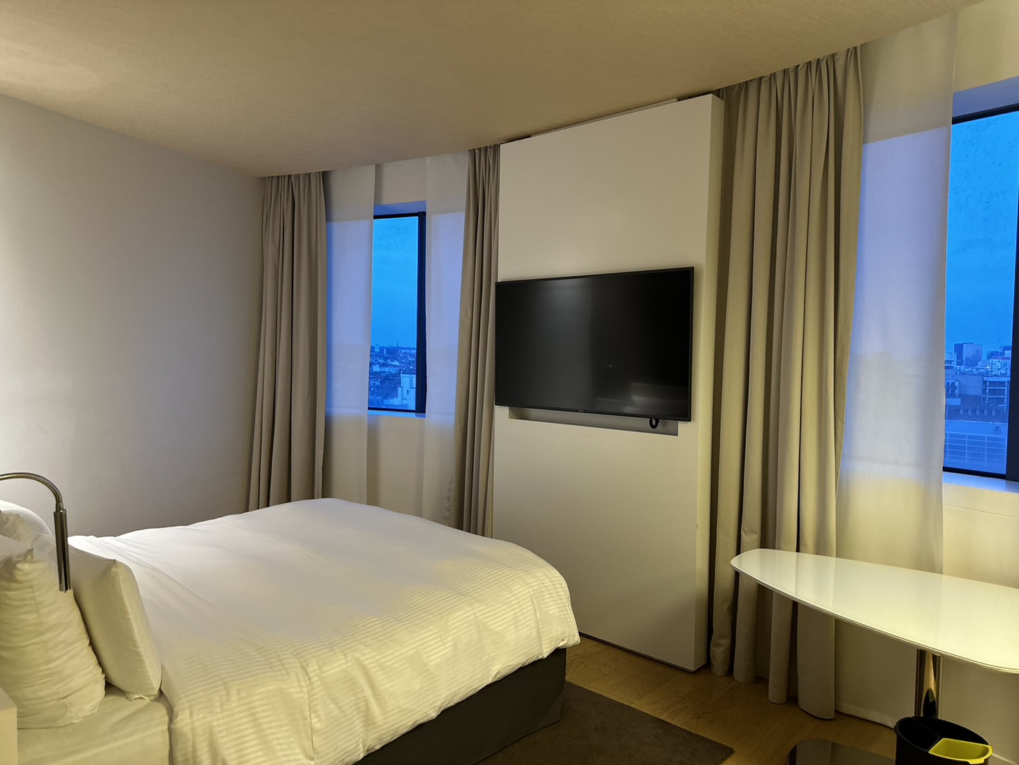 Pullman Brussels Centre Midi Room Type - FRIENDS AND FAMILY ROOM, 1 King Size Bed (or 2 Single Size Beds) and 1 Sofa bed, City View Pullman Brussels Centre Midi Room Type - FRIENDS AND FAMILY ROOM, 1 King Size Bed (or 2 Single Size Beds) and 1 Sofa bed, City View