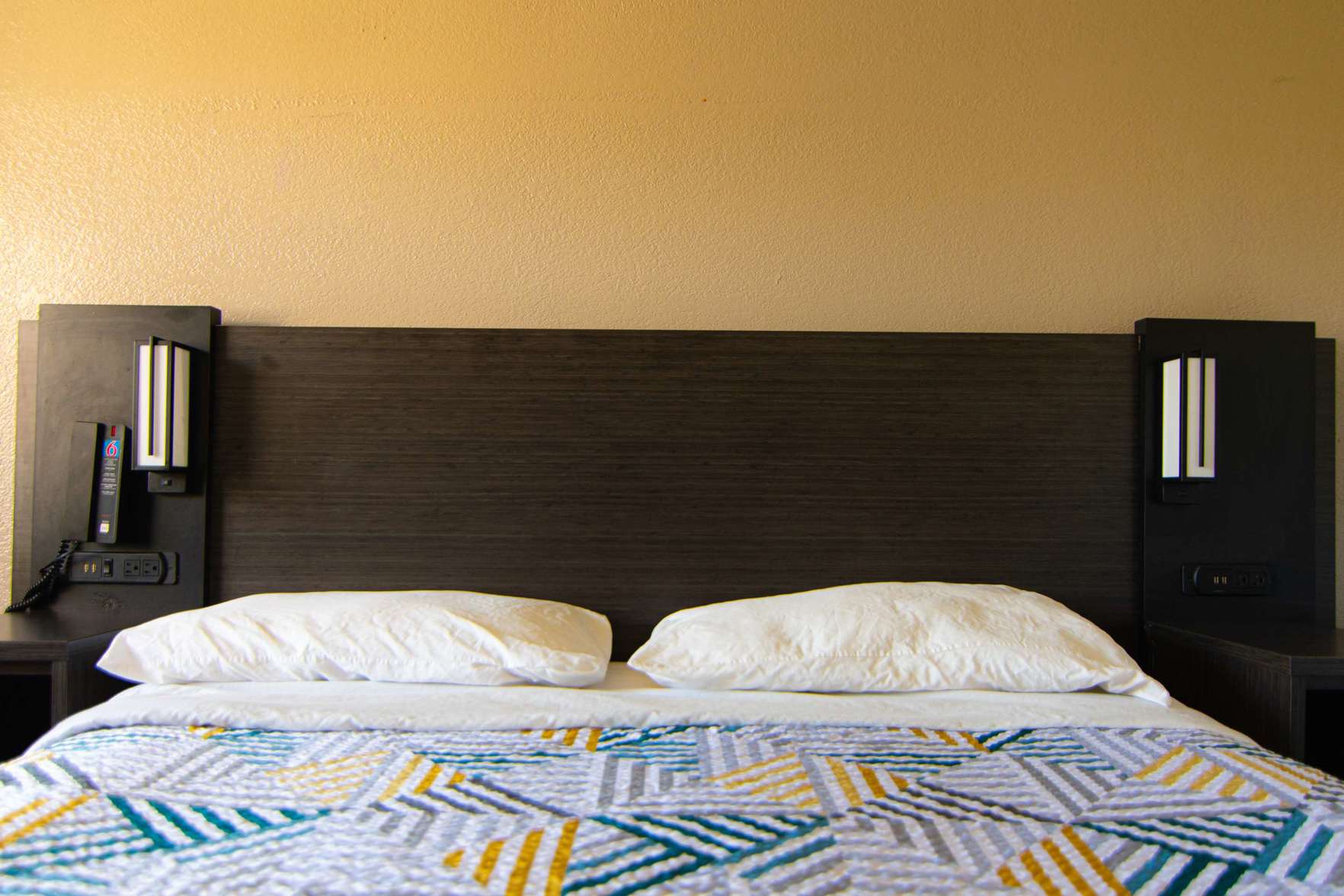 Motel 6 Lantana, FL Room Type - Queen Room With Mobility Accessible Tub
