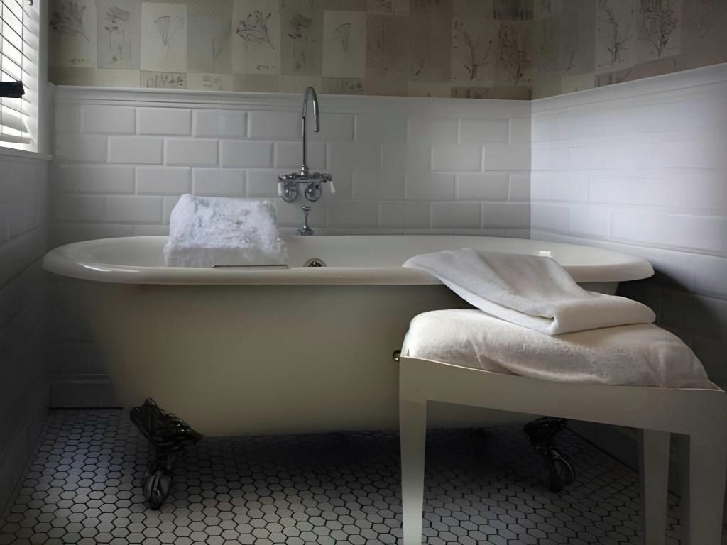 Cannon Beach Hotel Collection Room Type - McBee Cottage - Standard Queen