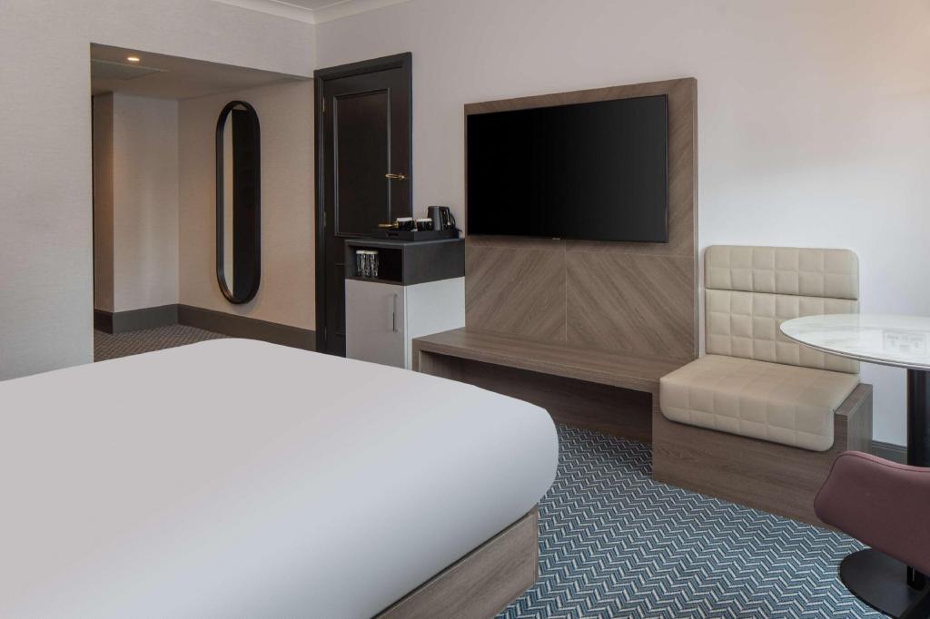 Hilton Glasgow Room Type - Queen Room with Roll-in Shower - Mobility Accessible Hilton Glasgow Room Type - Queen Room with Roll-in Shower - Mobility Accessible