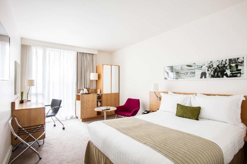 DoubleTree by Hilton Hotel Leeds City Centre Room Type - Queen Room