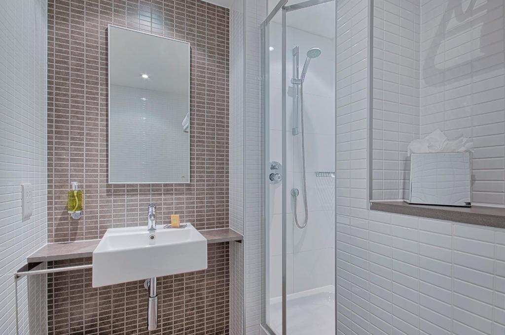 DoubleTree by Hilton Hotel Leeds City Centre Room Type - Twin Room
