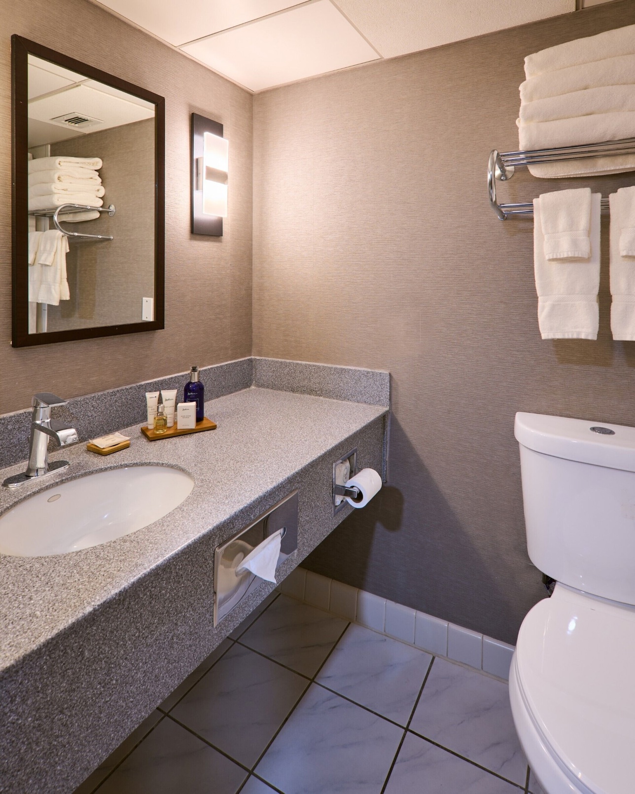 Radisson Hotel Hauppauge-Long Island Room Type - King Room with Pool Side-Non-Smoking