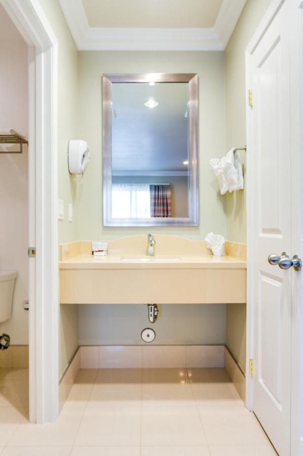 Eden Roc Inn & Suites - Tap to explore photos