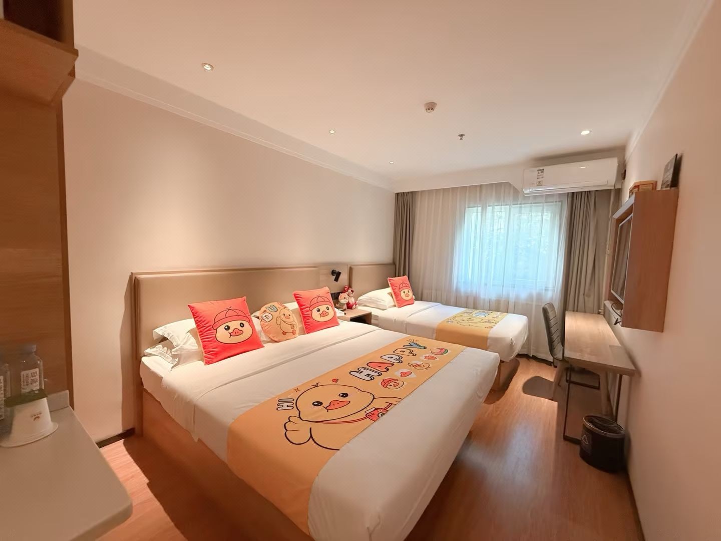 GreenTree Inn (Beijing Cancer Hospital Panjiayuan West Subway Station Hotel) - Tap to explore photos