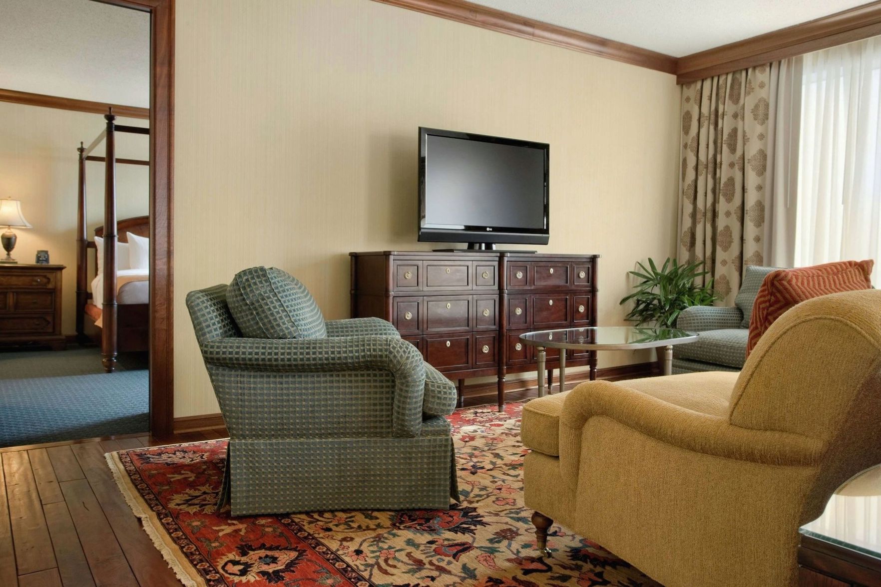 DoubleTree by Hilton Stamford - Tap to explore photos