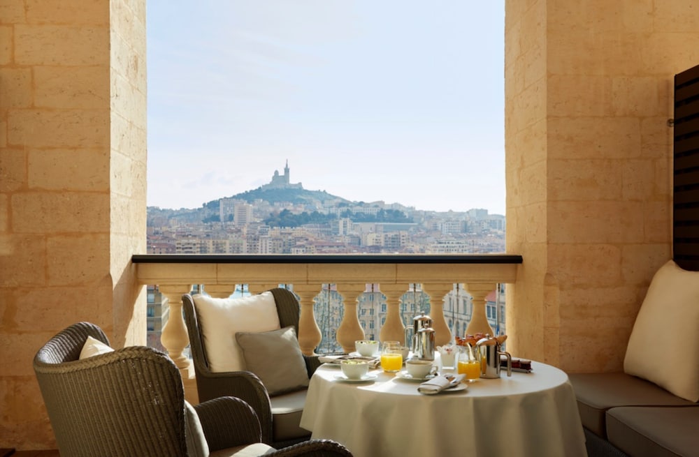 InterContinental MARSEILLE - HOTEL DIEU Room Type - 1 King Classic Harbour View Terrace