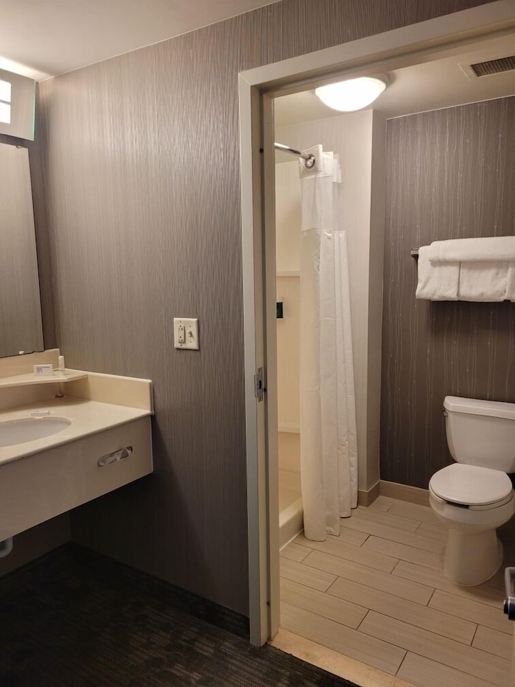Courtyard by Marriott Erie Ambassador Conference Center - Tap to explore photos