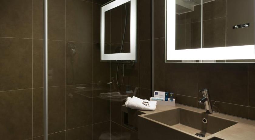 Novotel Leuven Centrum Room Type - Superior Room with double bed and 2 single couches, 1 place Novotel Leuven Centrum Room Type - Superior Room with double bed and 2 single couches, 1 place