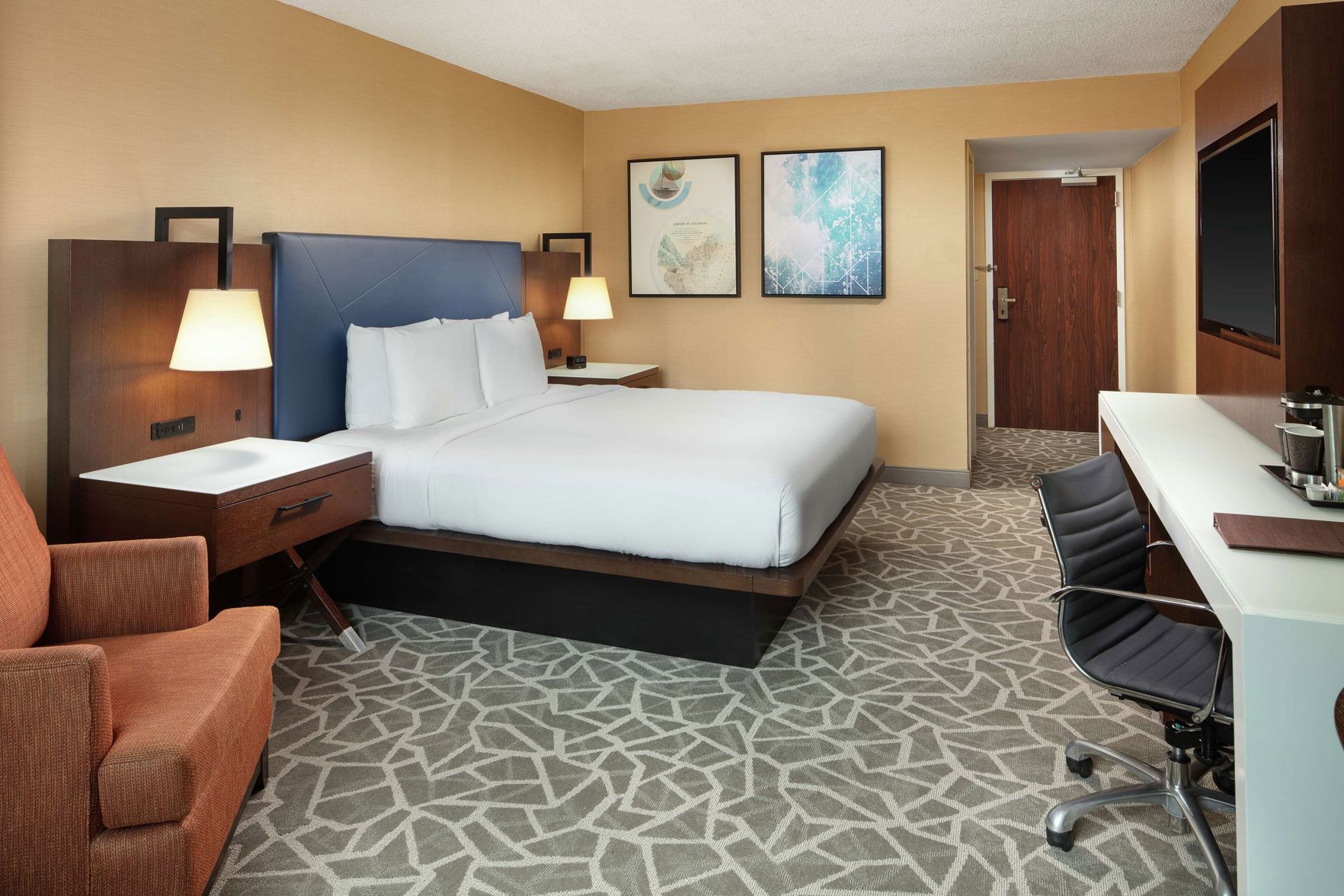 DoubleTree by Hilton Annapolis Room Type - Room, 1 King Bed, Refrigerator