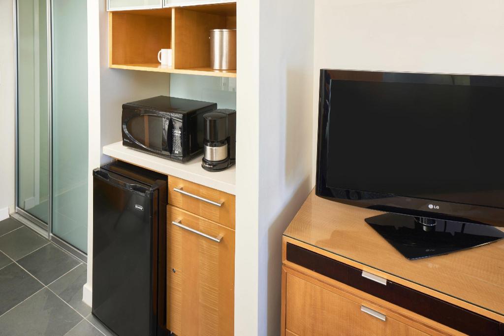 Ala Moana Hotel by Mantra Room Type - Waikiki Tower Partial Ocean View Room - Resort Fee Included