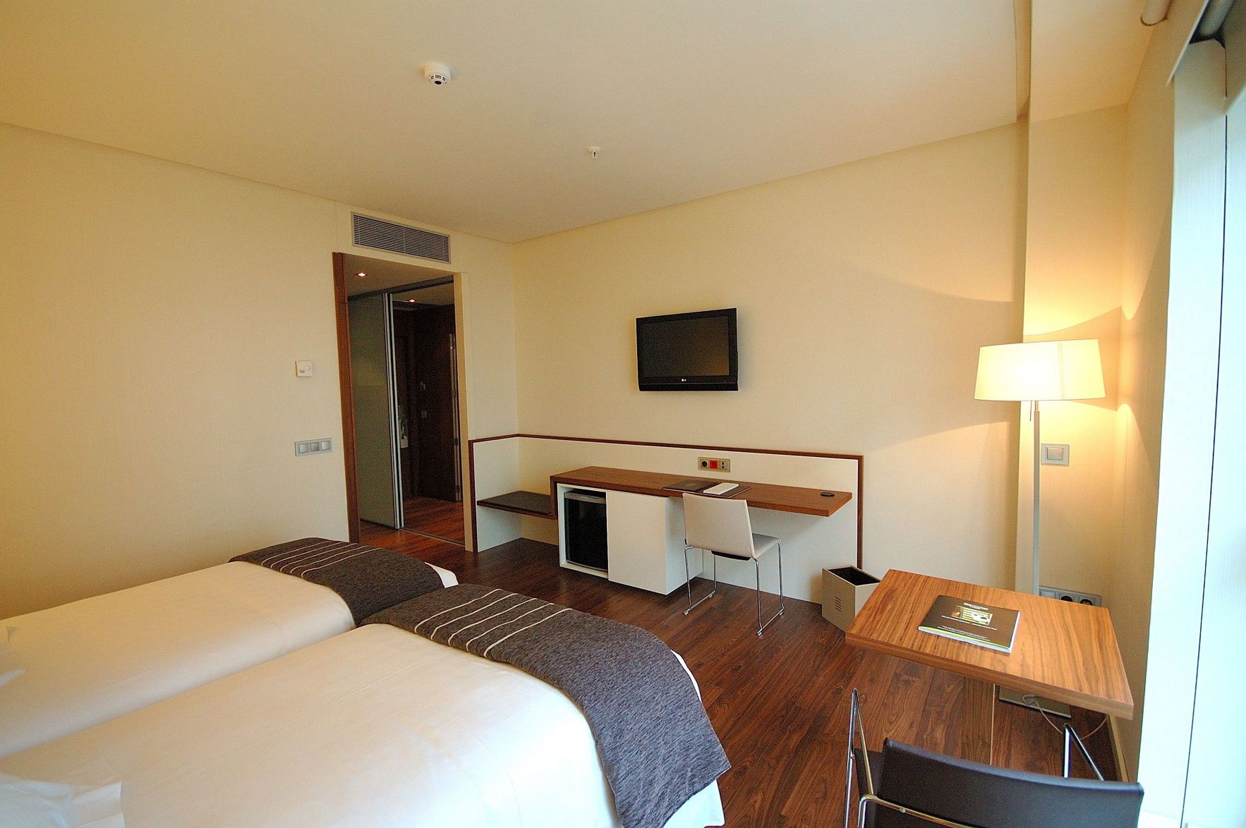 Hotel Primus Valencia - Tap to explore photos