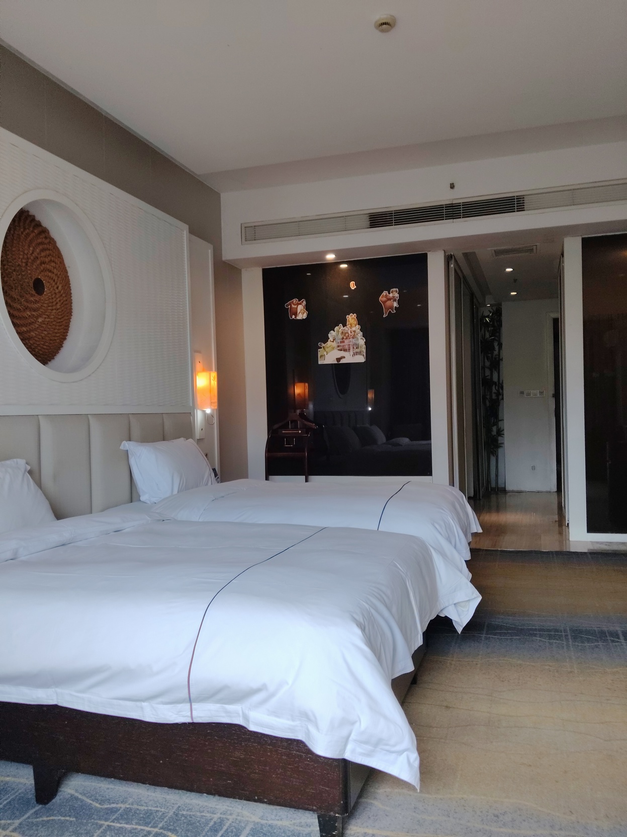 Rezen Hotel Heyi - Tap to explore photos