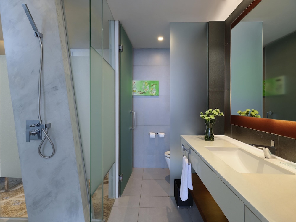 Pullman Jakarta Central Park Room Type - Deluxe Room with 1 King Size Bed, Park view