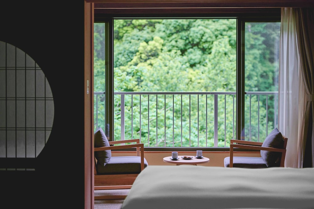Hakone Pax Yoshino - Tap to explore photos