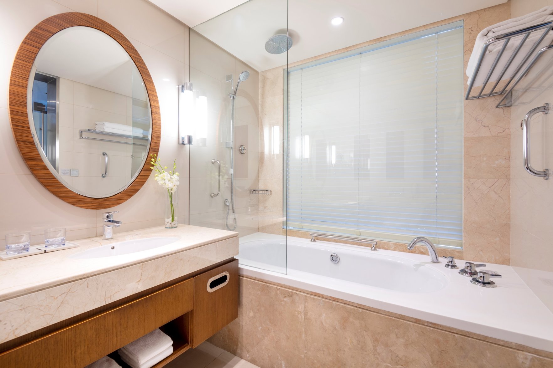 Crowne Plaza Doha - The Business Park by IHG - Tap to explore photos