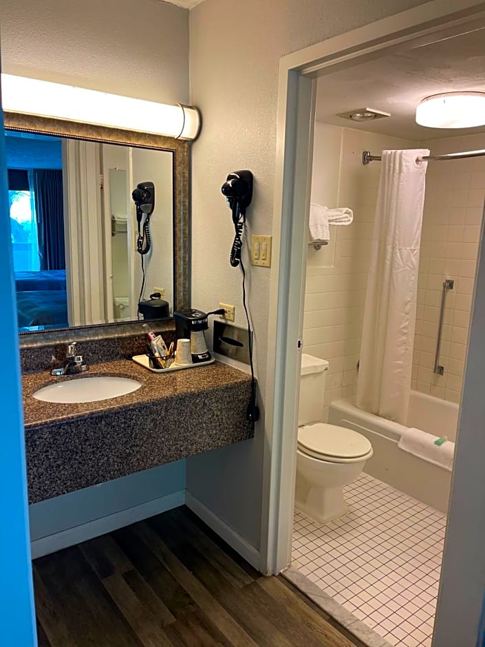 Wilkes-Barre Inn & Suites Room Type - Standard King Room-Smoking