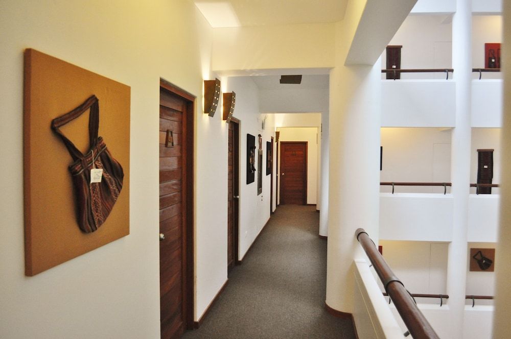 Hallway:1000px