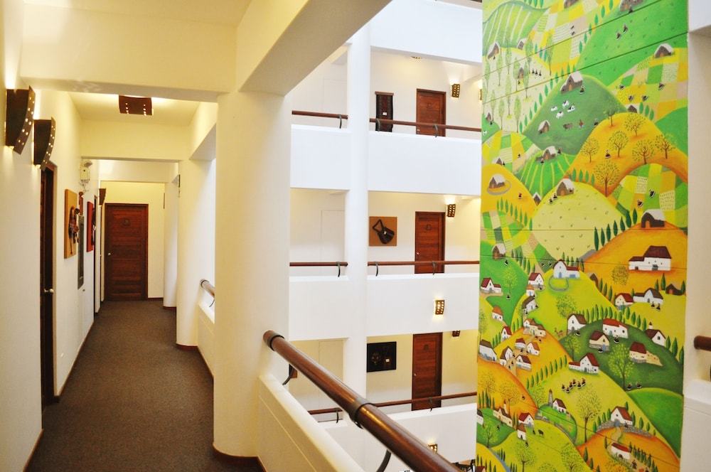 Hallway:1000px