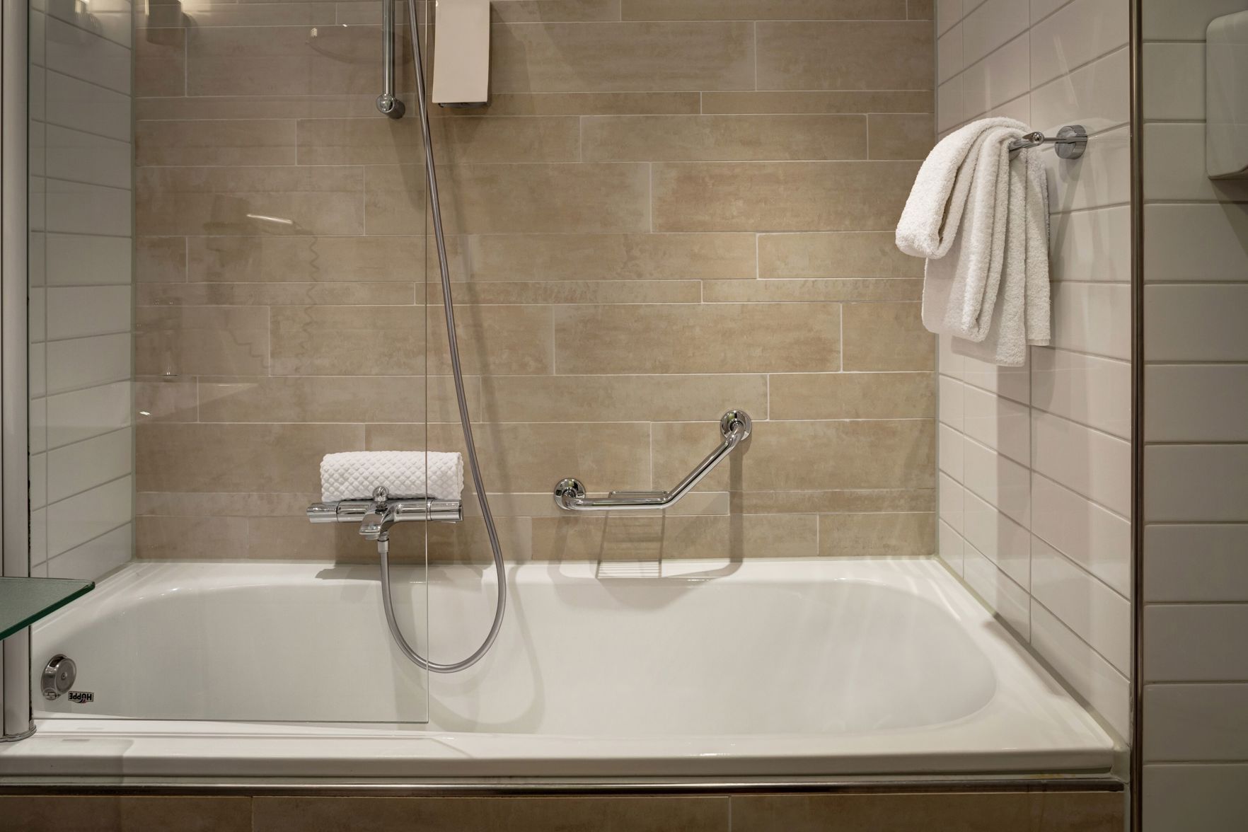 Deep soaking bathtub