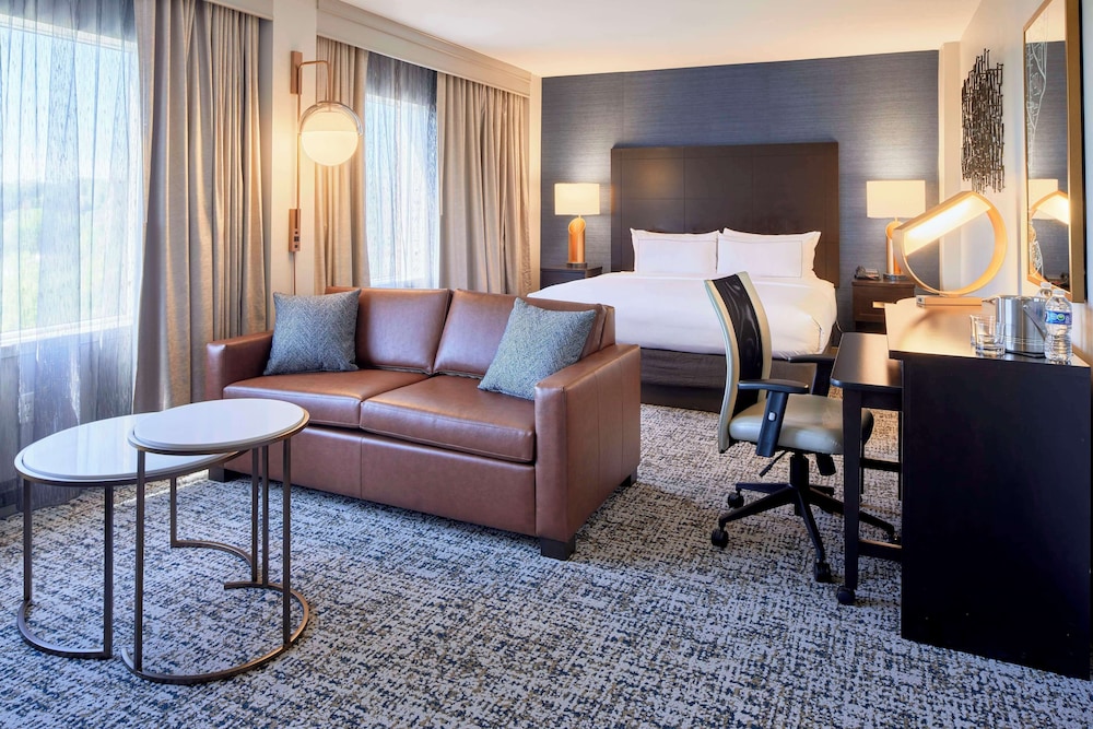 DoubleTree by Hilton Atlanta - Roswell Room Type - Junior Suite, 1 King Bed, Accessible, Bathtub