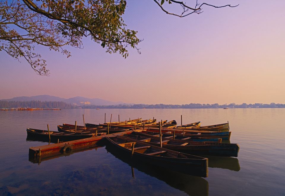 Four Seasons Hotel Hangzhou at West Lake - Tap to explore photos