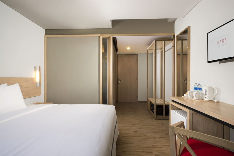 Up-Peak Hotel Simpang Lima Semarang by Injourney Hospitality - Tap to explore photos