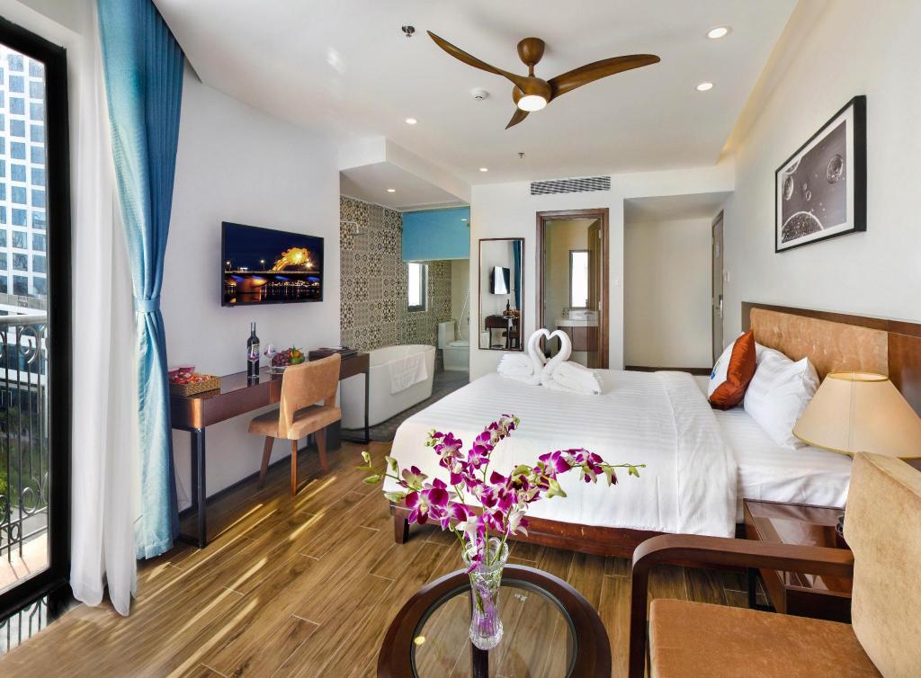 Ritzy Boutique Hotel Da Nang Room Type - Suite with Balcony