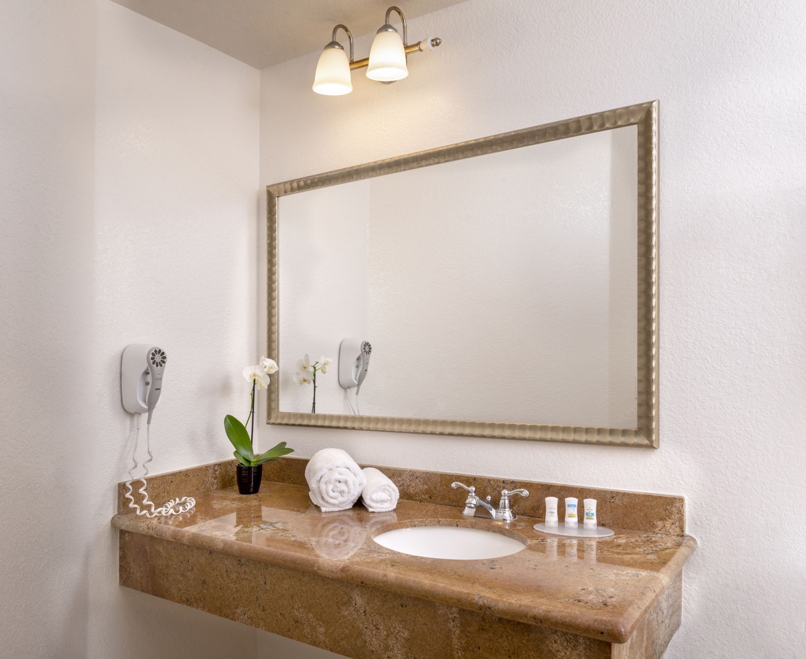 Beachfront Inn and Suites at Dana Point Room Type - Queen Room With Hill View