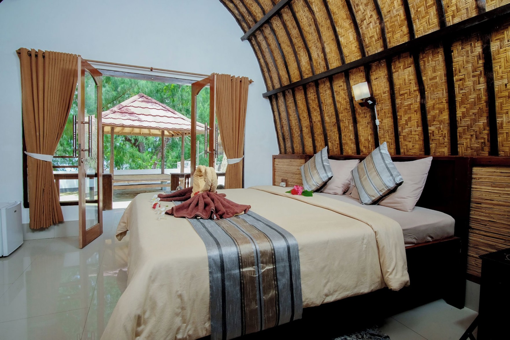 Warna Beach Hotel - Tap to explore photos