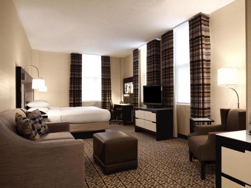 DoubleTree by Hilton Boston - Downtown Room Type - Deluxe King Room