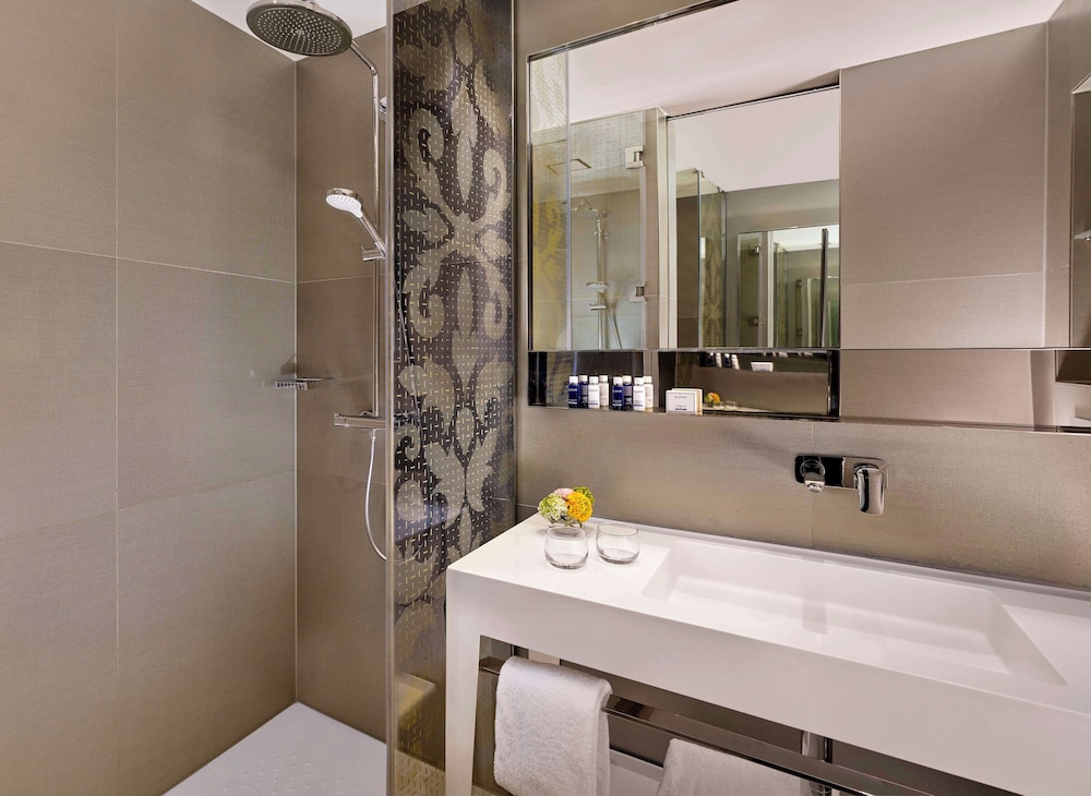 Park Plaza Victoria Amsterdam Room Type - Superior Room-Canal View-1 King