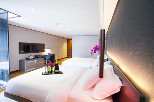 Ramada Encore Makati Room Type - 2 Queen Beds, Non-Smoking
