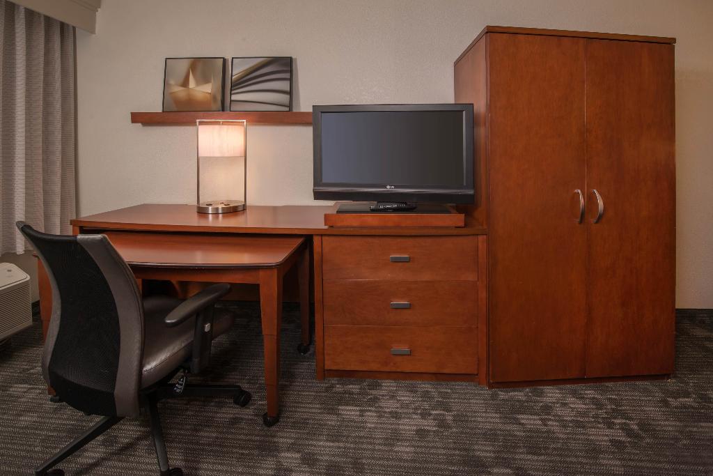 Sonesta Select Arlington Rosslyn - Tap to explore photos